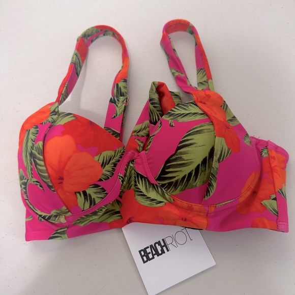 NWT Beach Riot
Paulina Bikini Top - Picture 7 of 8